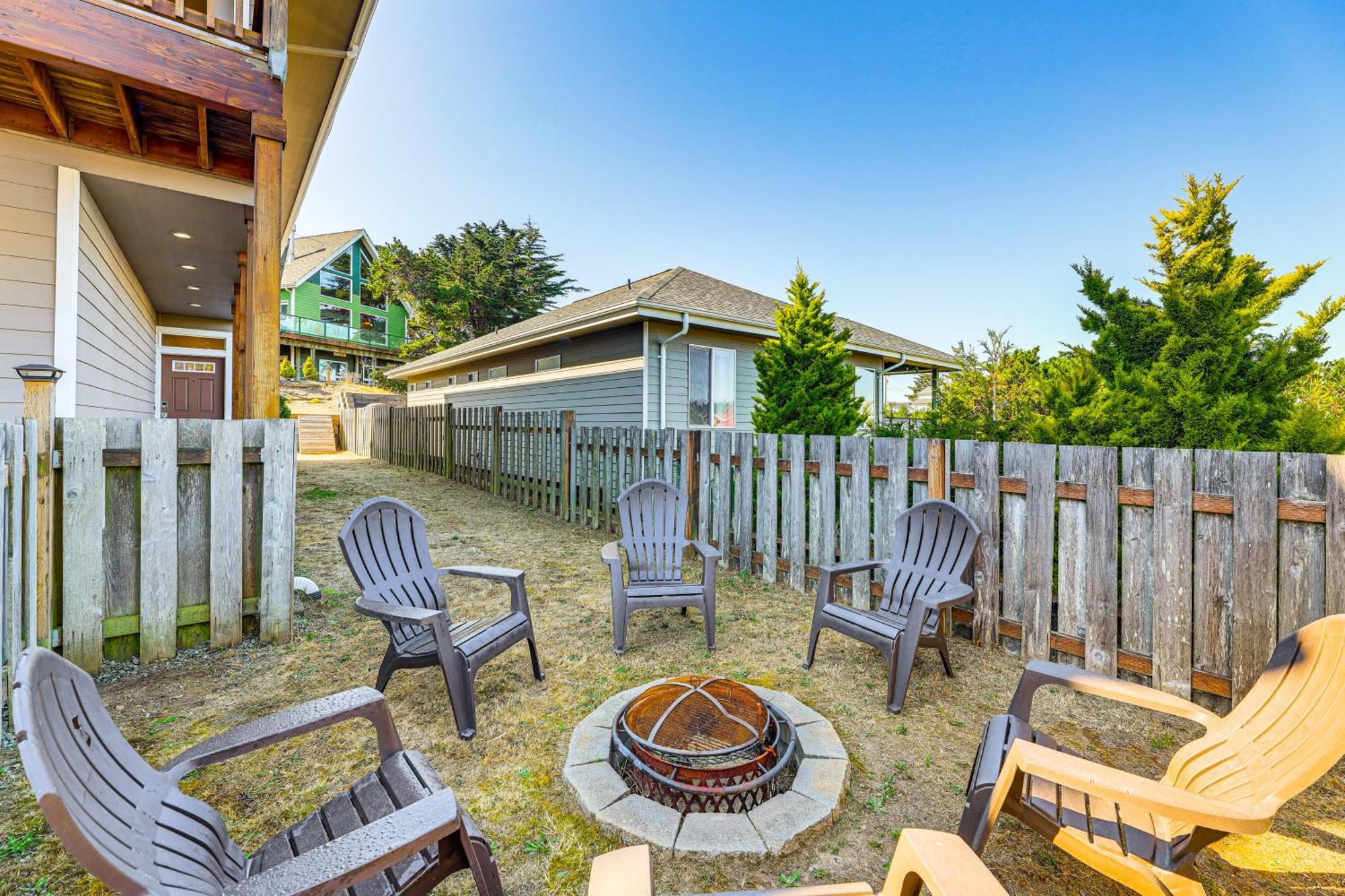 Coastal Oregon Home Walk To Dock! Newport Exterior photo